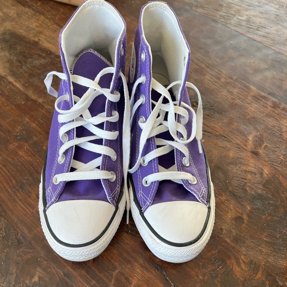 Like new purple hightop converse